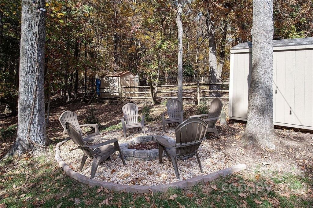Gateshead Ln, Matthews, NC 28105