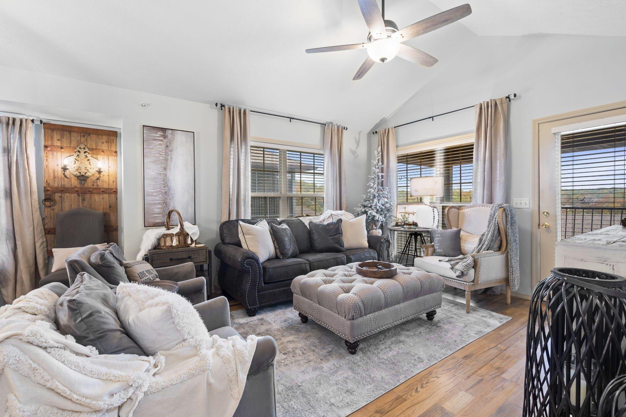 Par Ln, Reeds Spring, MO 65737