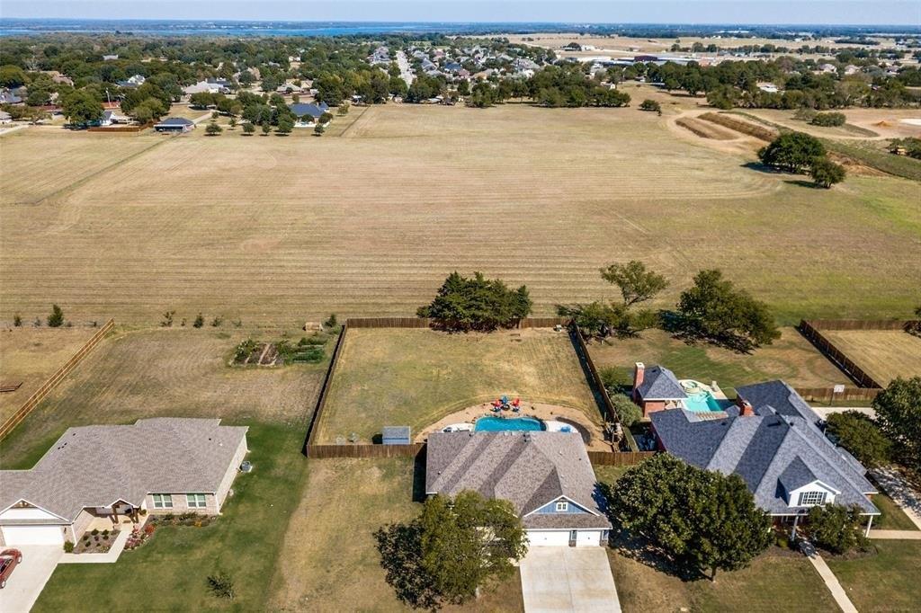 E Carol St, Pilot Point, TX 76258