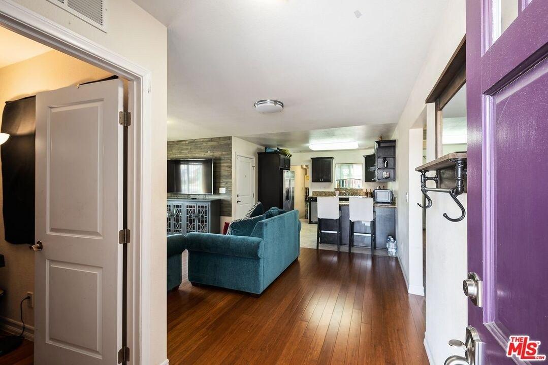 Estrella Ave, Los Angeles, CA 90044