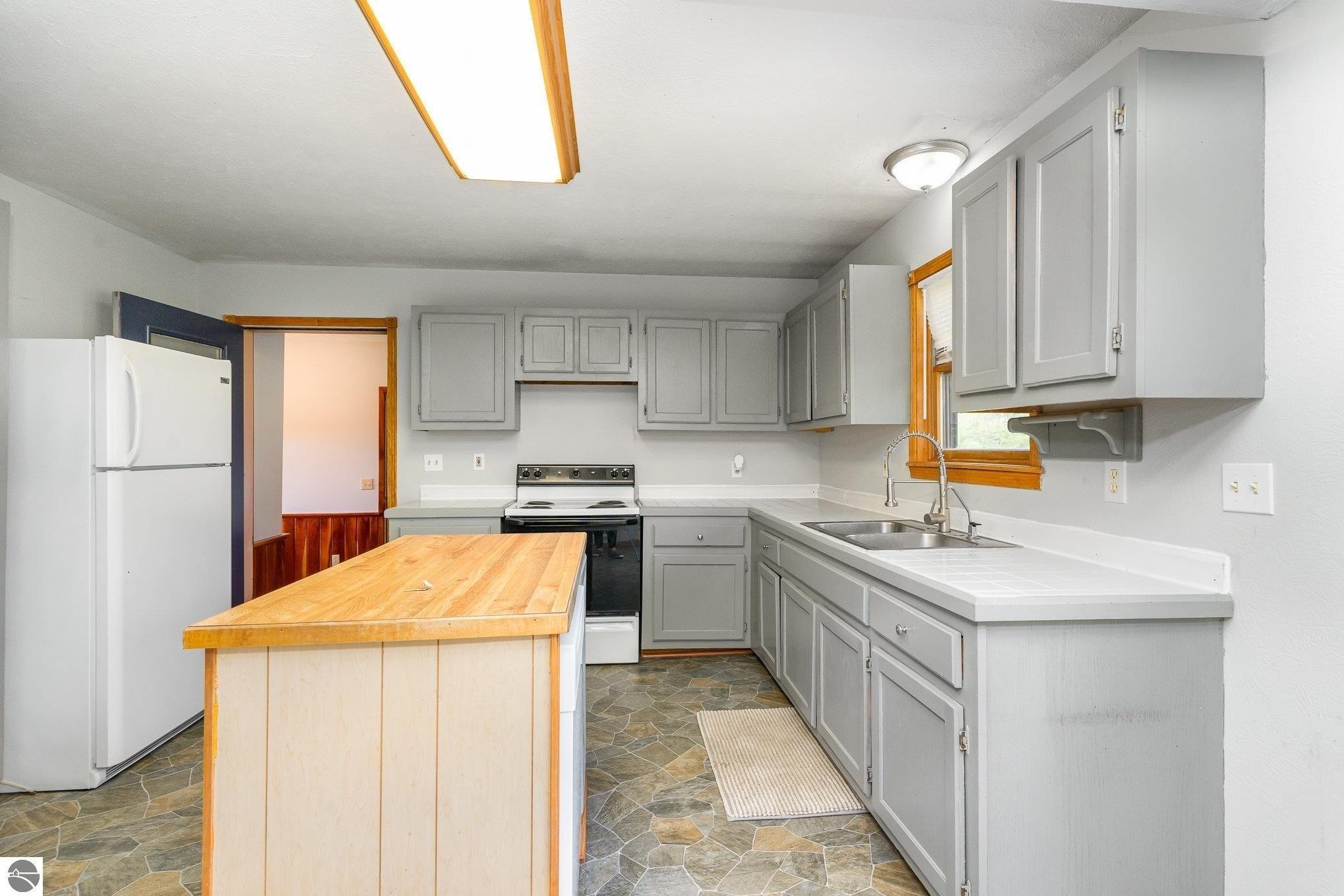 N Six Lakes Rd, Six Lakes, MI 48886