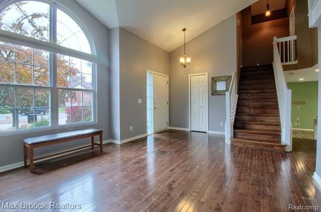 Fox Ln, Waterford, MI 48327