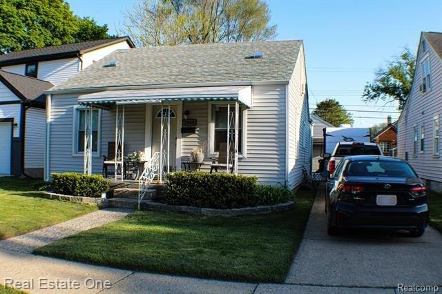 E Harry Ave, Hazel Park, MI 48030