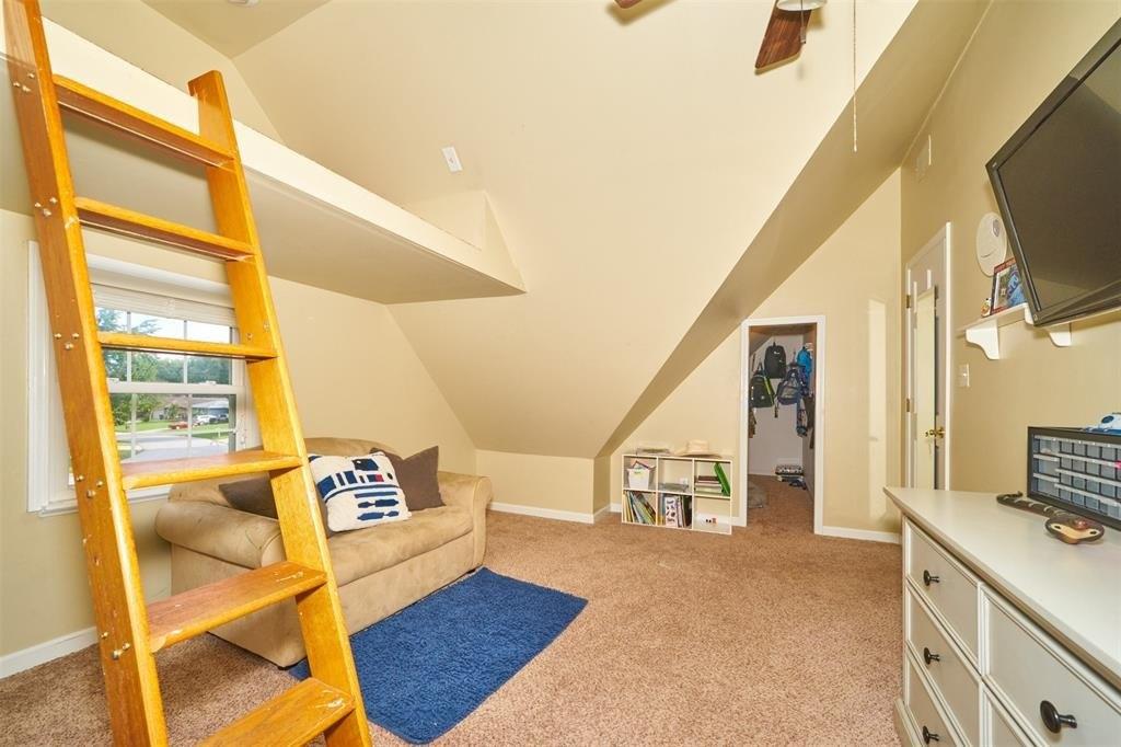 Hillendale Dr, Greenwood, IN 46142