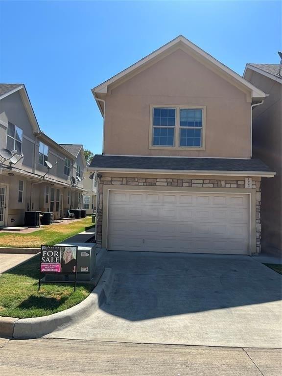 Cozy Dr, Fort Worth, TX 76120