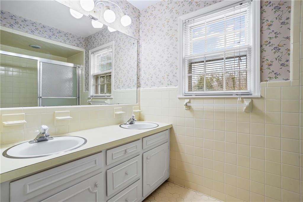 Sunnybrook Dr, Burlington, NC 27215