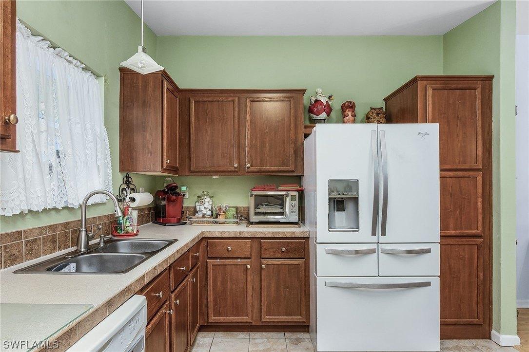 Ne 11th Pl, Cape Coral, FL 33909