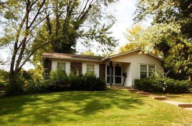 El Serrano Dr, Florissant, MO 63033