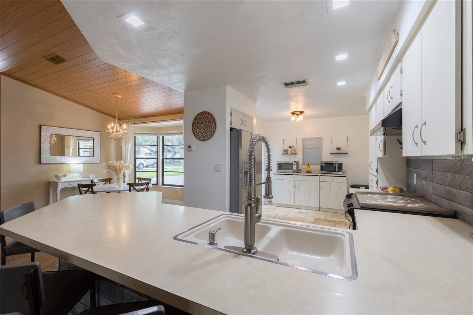 Poinsettia Ave, Tarpon Springs, FL 34689
