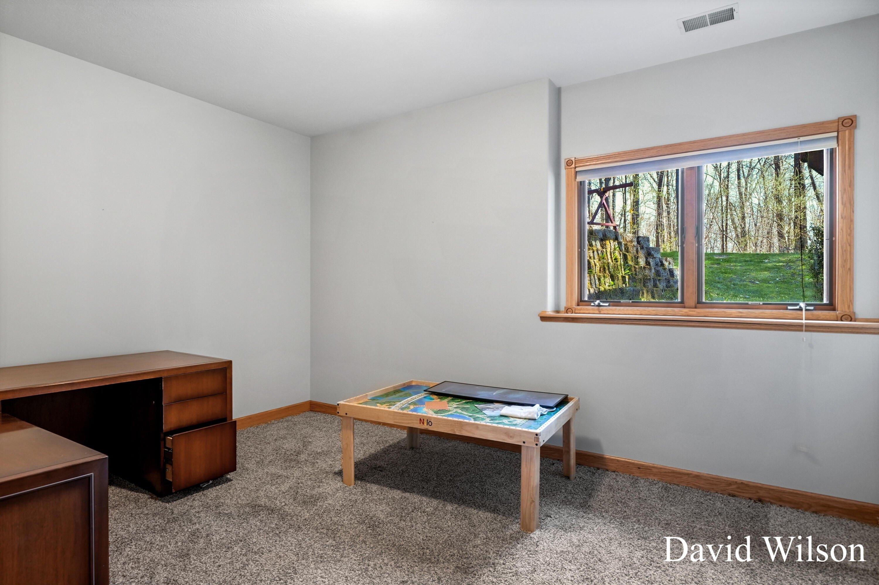 Bonasa Dr Ne, Rockford, MI 49341