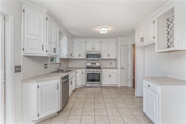 E Cheyenne Dr, Independence, MO 64056