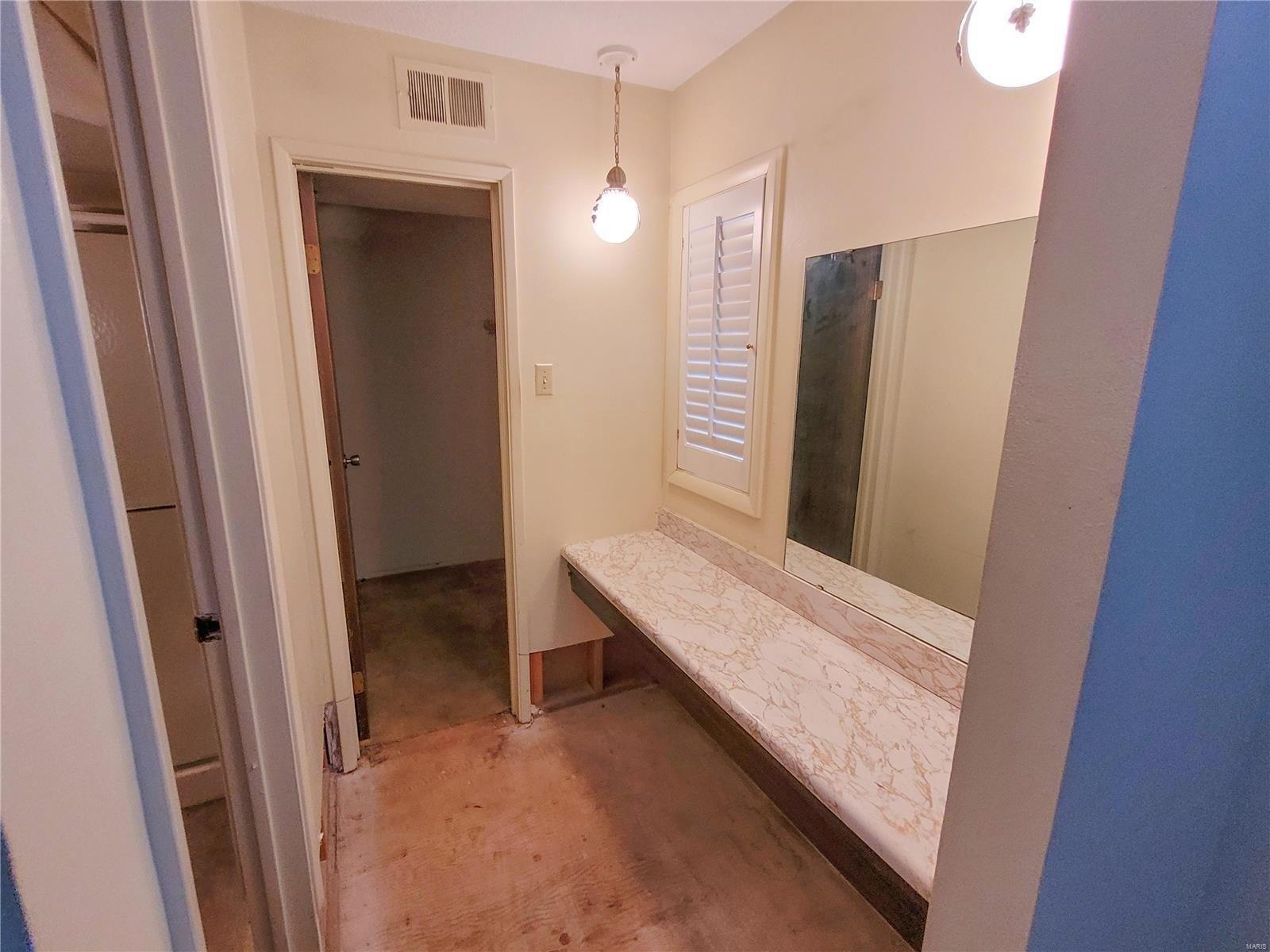Manorlac Dr, Saint Louis, MO 63141