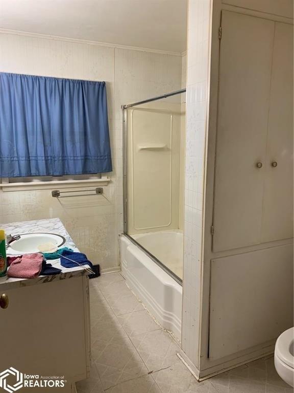 W Adams St, Creston, IA 50801