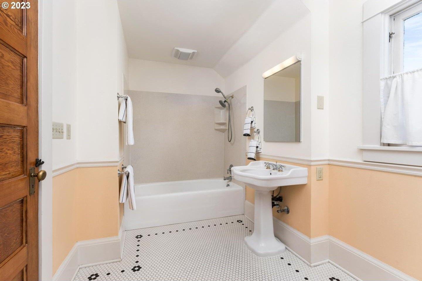 Se Spruce Ave, Portland, OR 97214