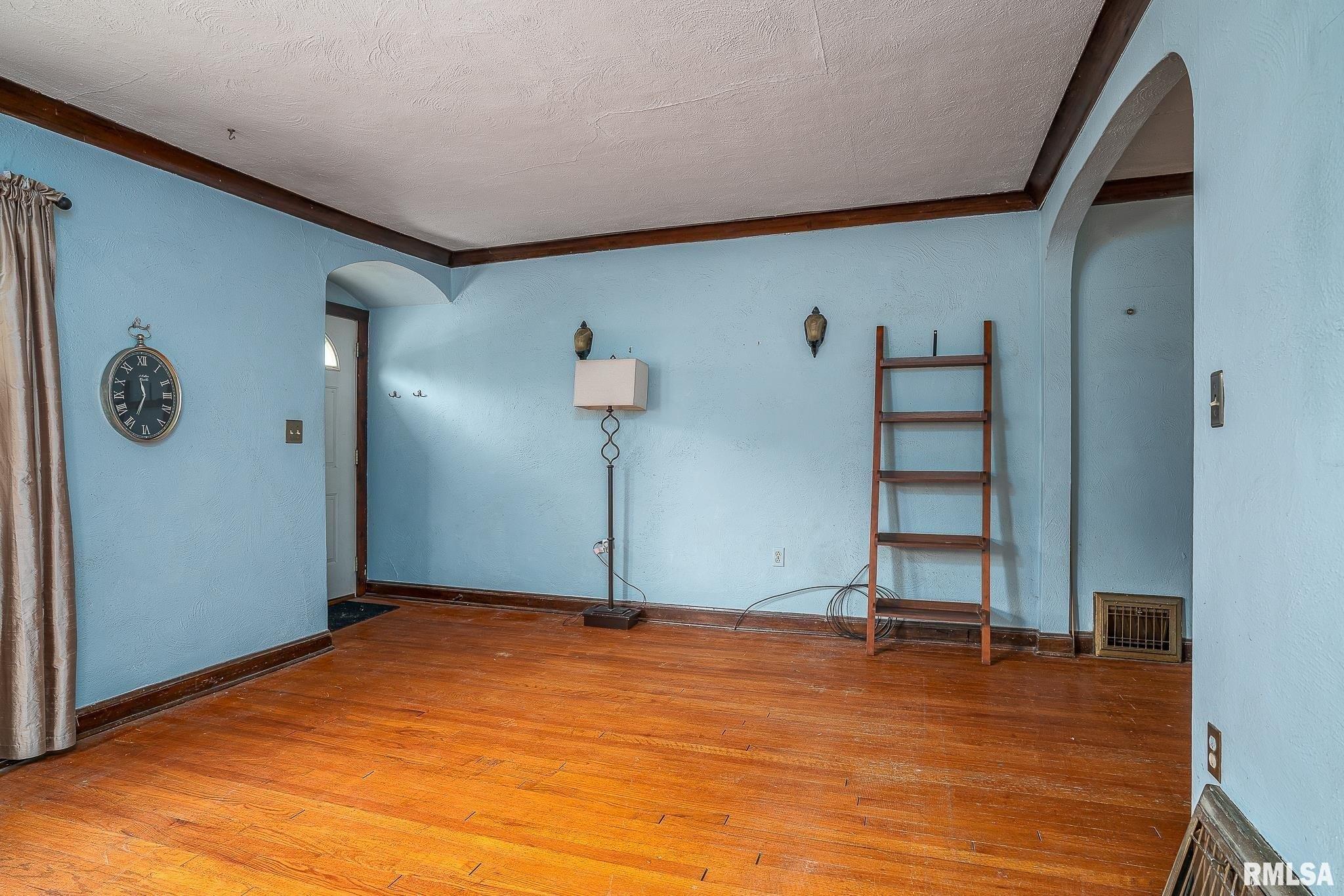 N Perry St, Davenport, IA 52803