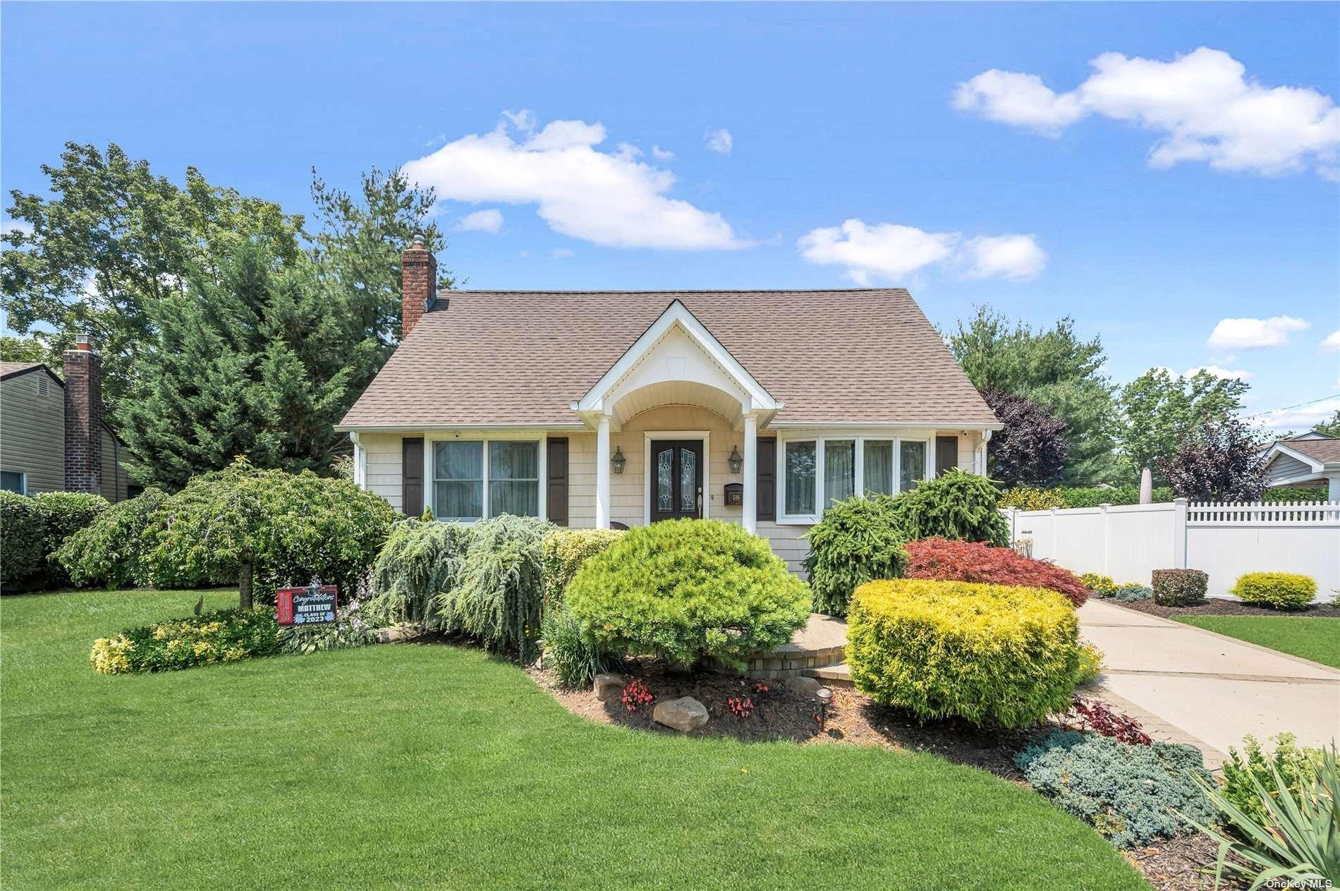 Heathcliff Dr, Seaford, NY 11783
