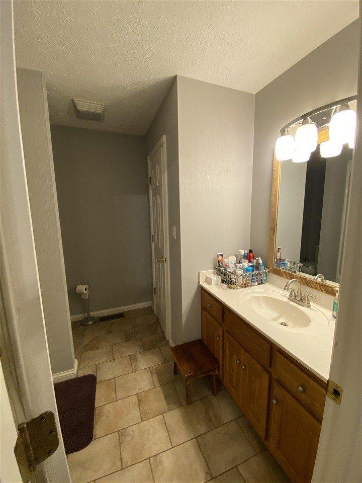 Bent Tree Ln, Scottsville, KY 42164