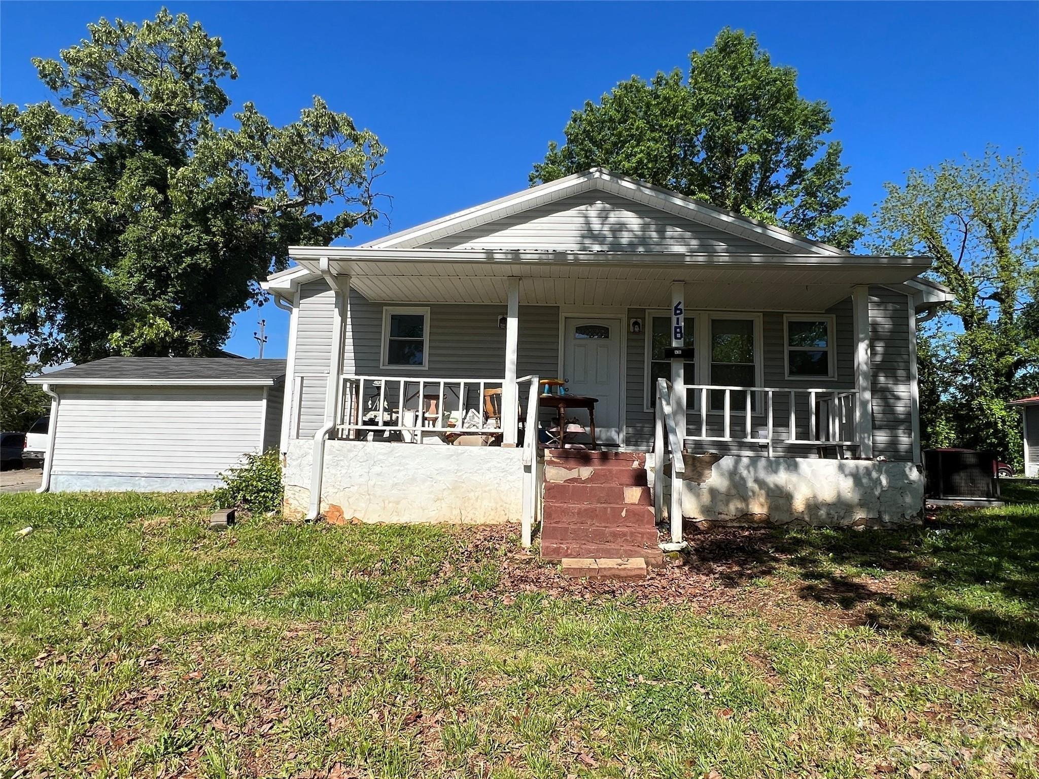 S Center St, Hickory, NC 28602
