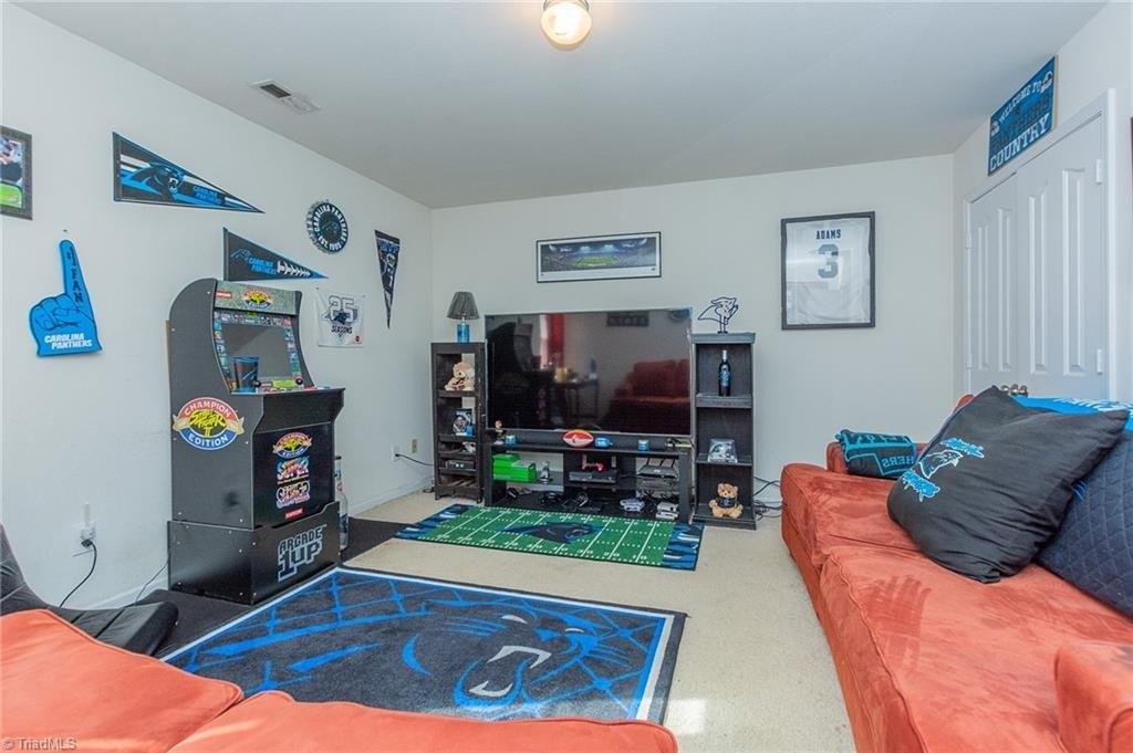 Sweet Birch Dr, Greensboro, NC 27406