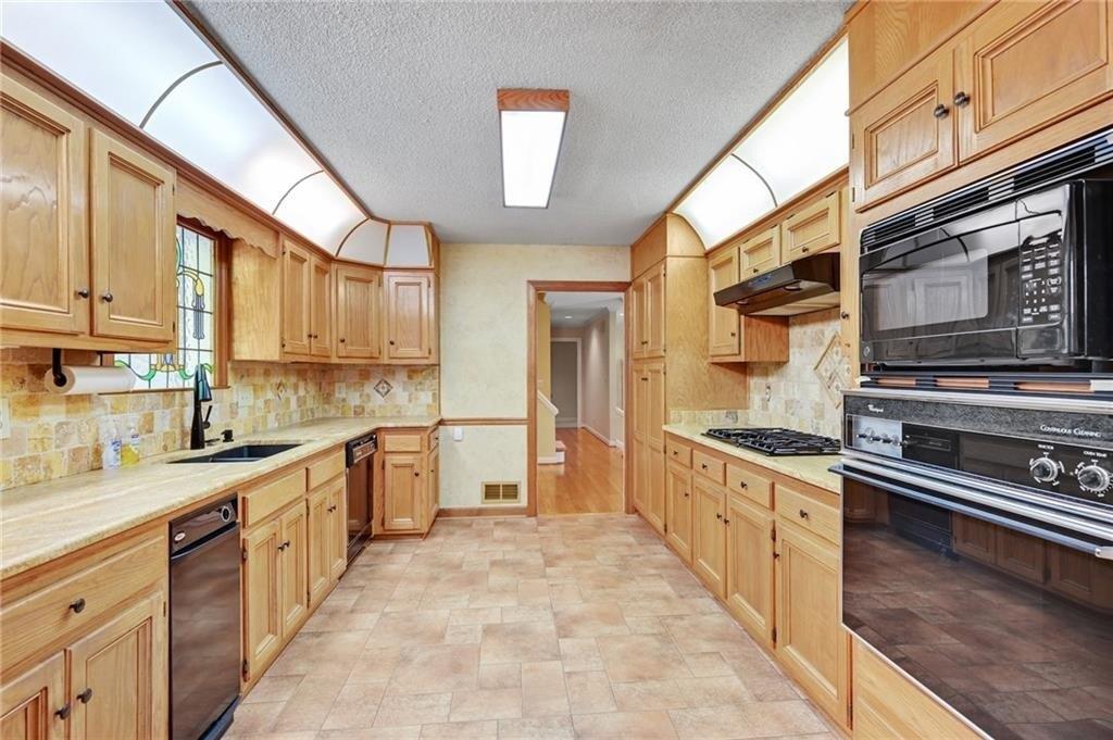 Edgewater Dr, Sandy Springs, GA 30328