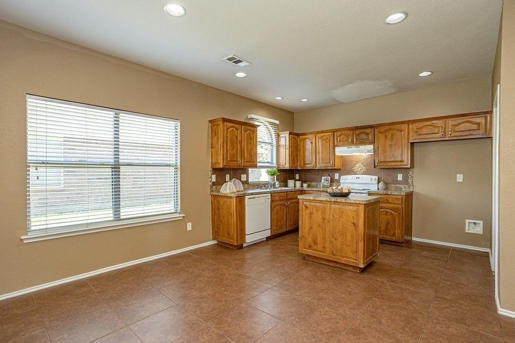 Foxtail Ln, Crowley, TX 76036