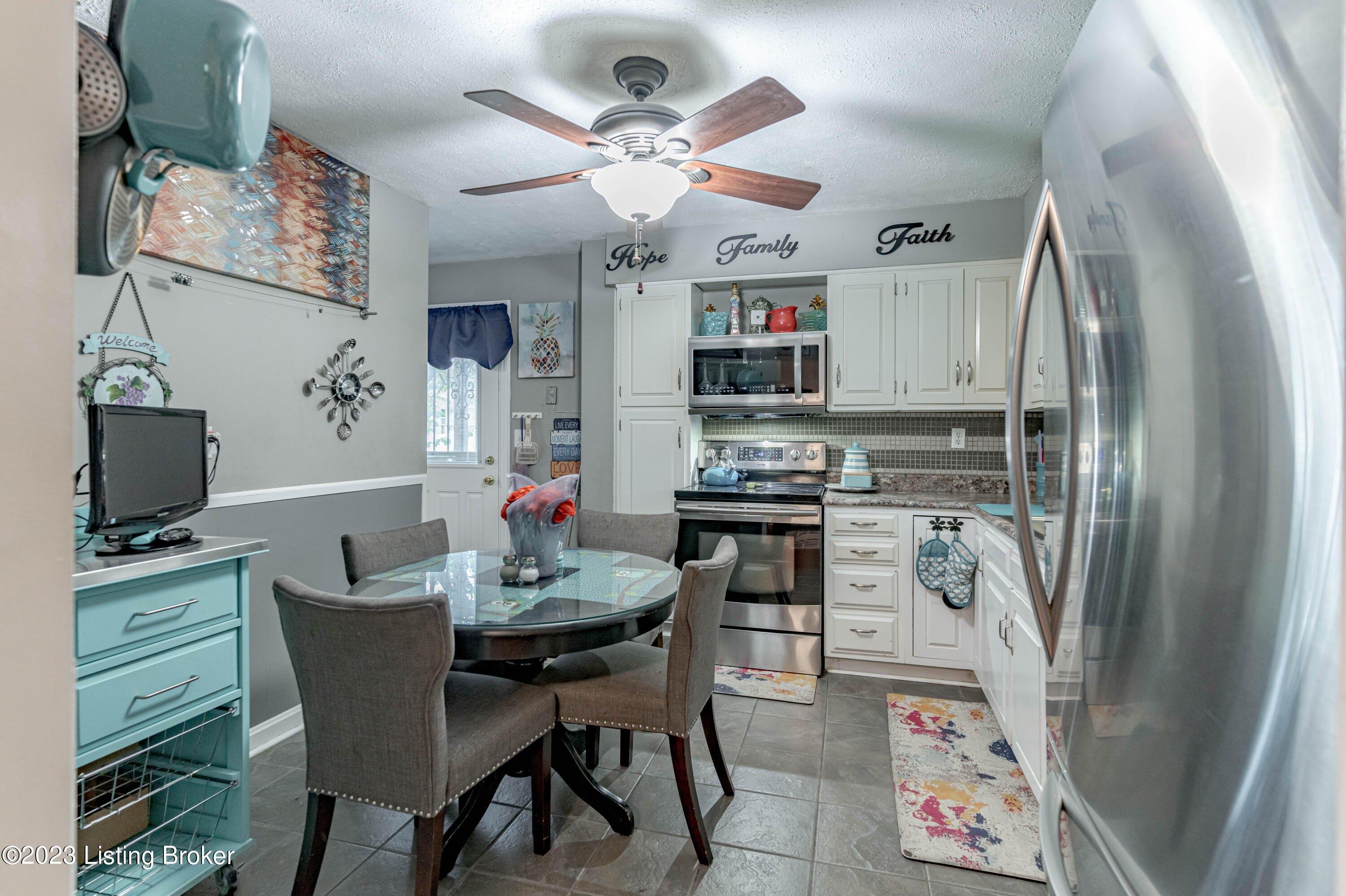 Oak Valley Dr, Louisville, KY 40214