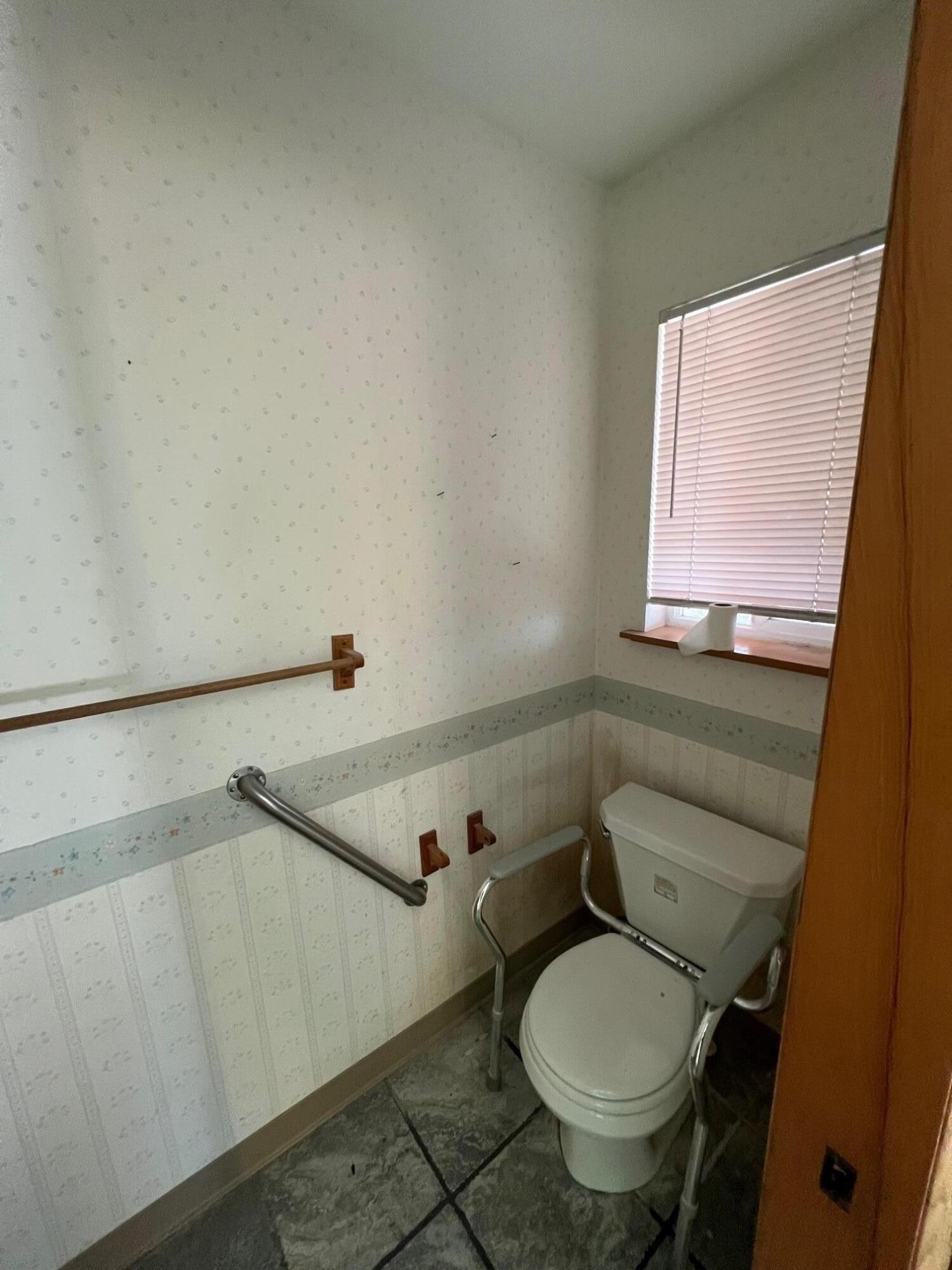 Jenny Ln, Fortuna, CA 95540