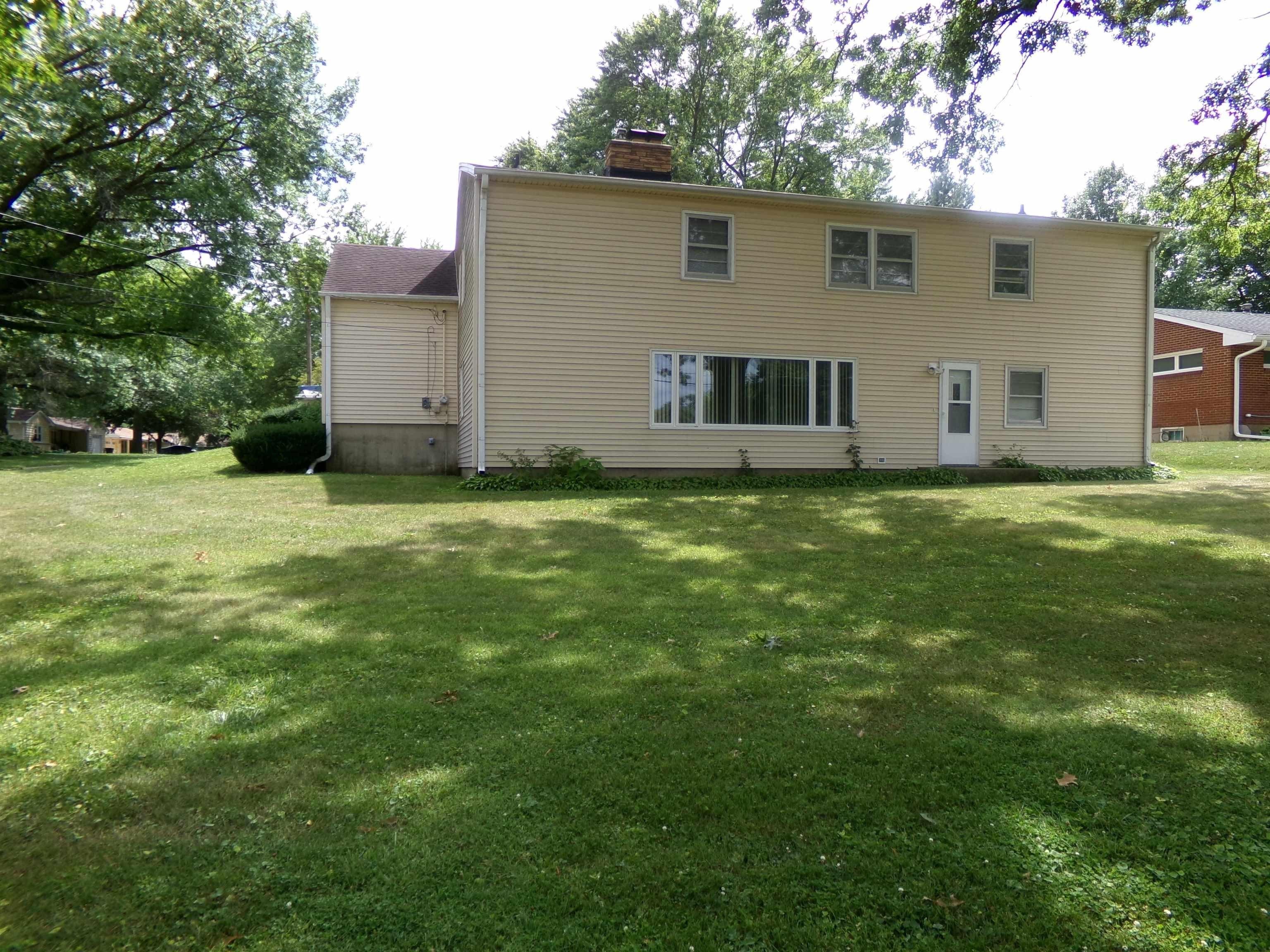 Bolkinwood Dr, Freeport, IL 61032