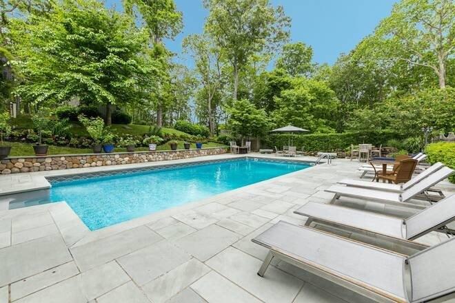 Dogwood St, Farmingdale, NY 11735