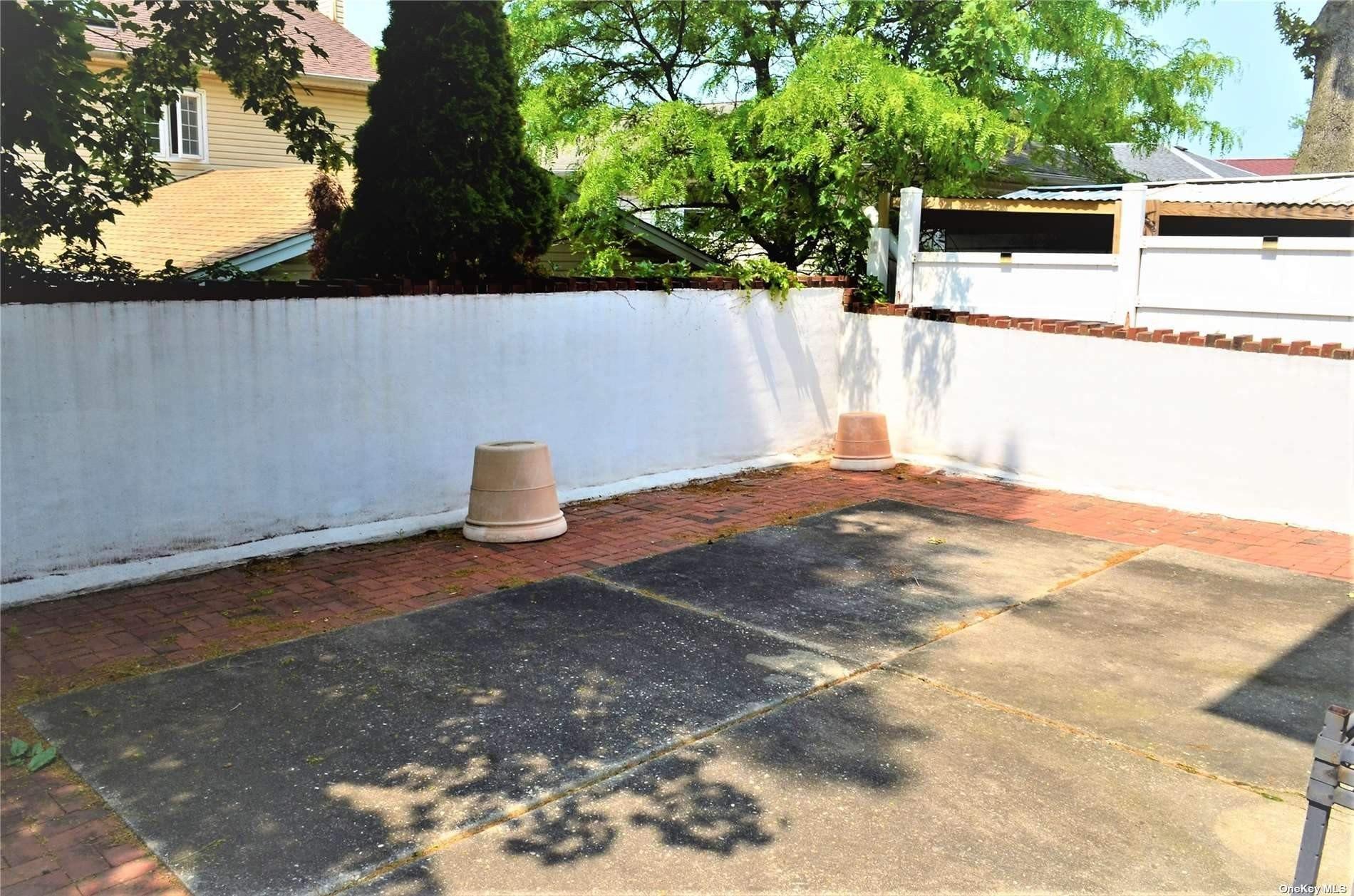 Frederick Ave, Floral Park, NY 11001