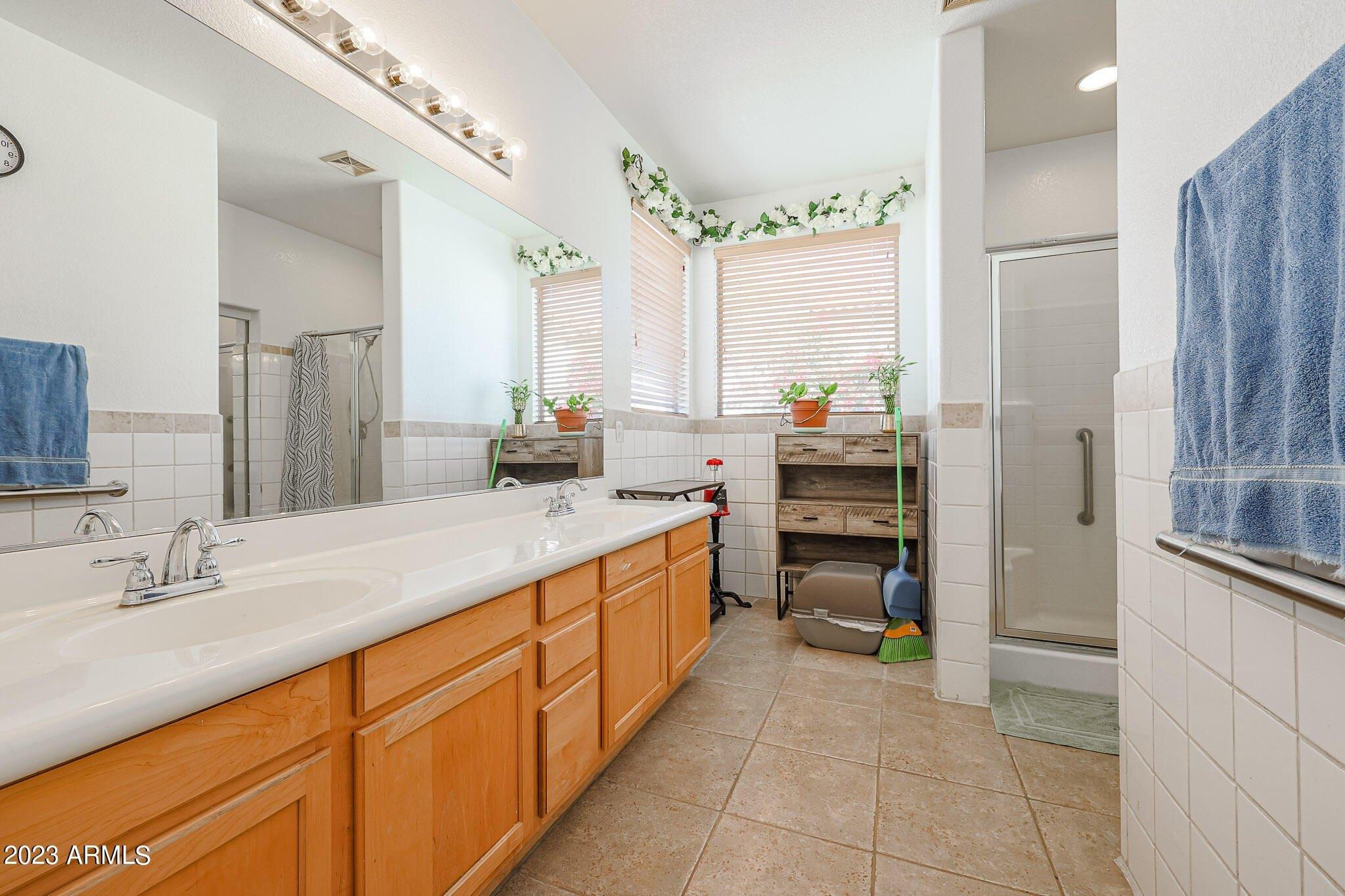 W Saint Kateri Dr, Phoenix, AZ 85041