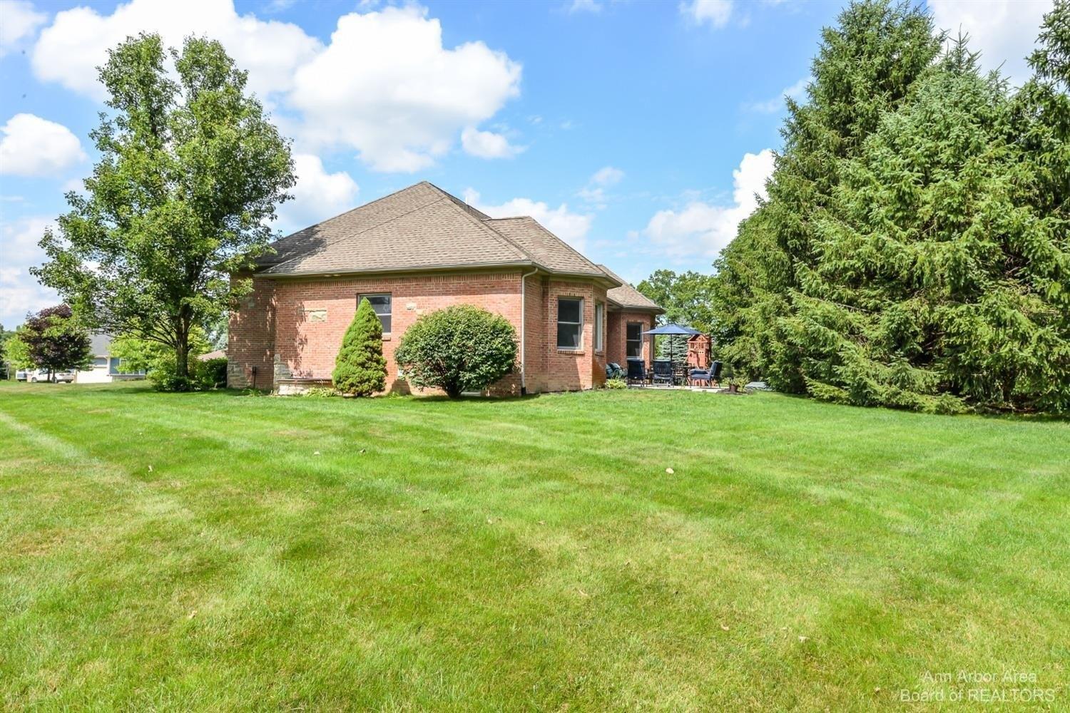 Dana Pointe Dr, Pinckney, MI 48169