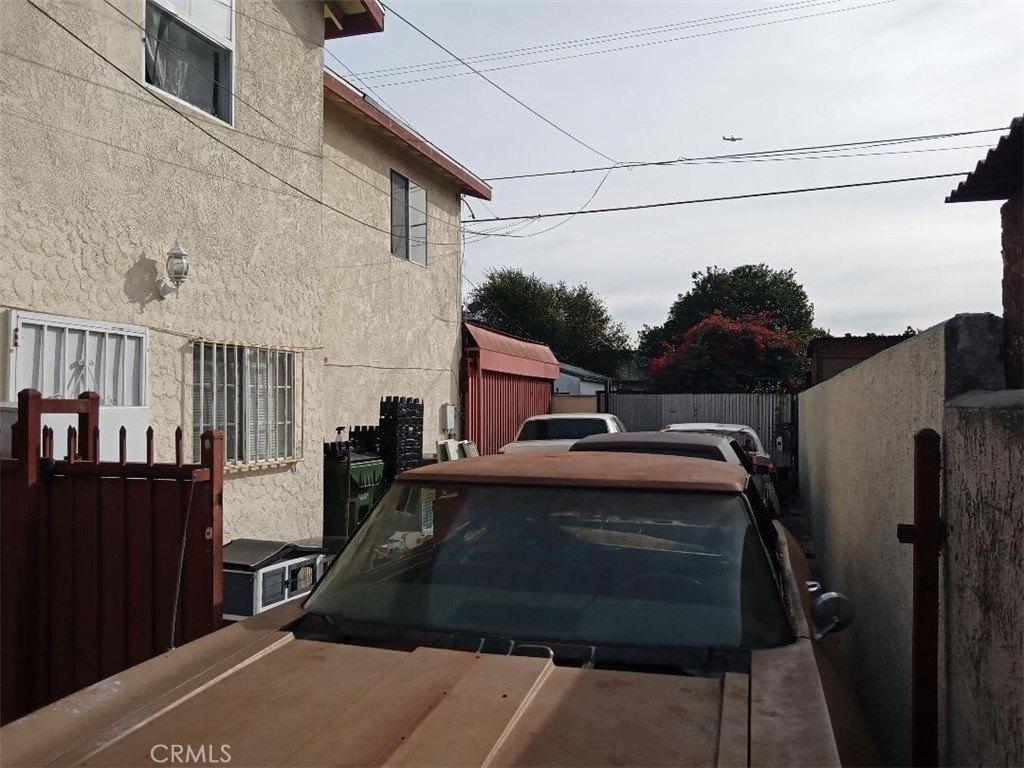 E 80th St, Los Angeles, CA 90003