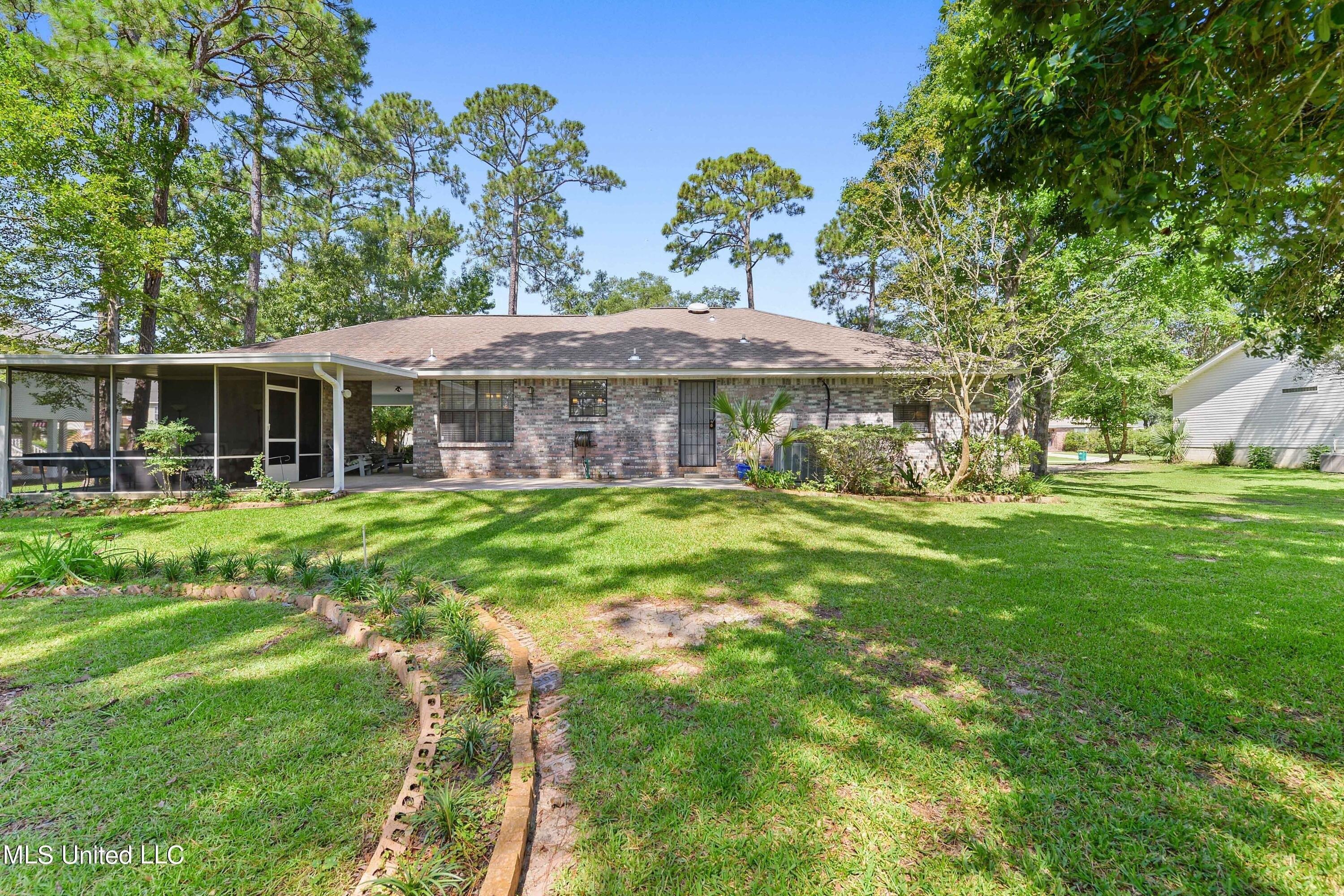 Royal Oak Dr, Pass Christian, MS 39571