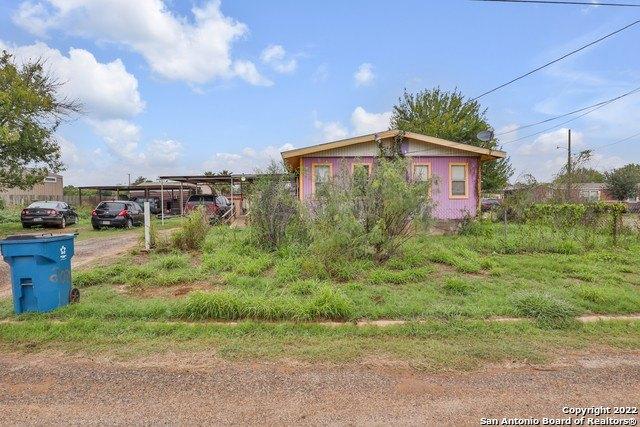 N Phelps St, Dilley, TX 78017