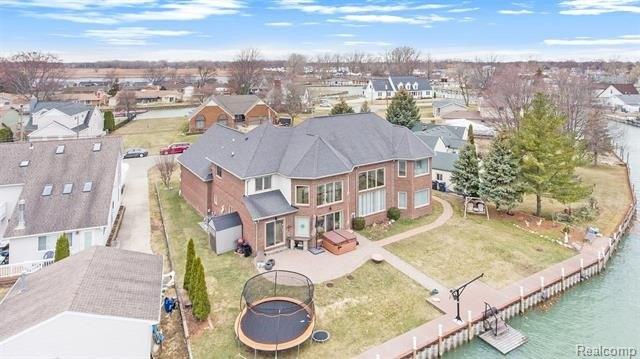 E Archer Dr, Harrison Township, MI 48045