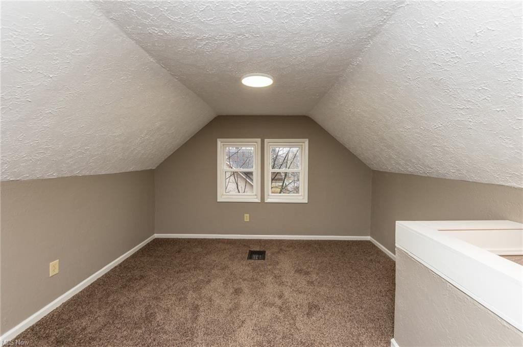 Bloomfield Ave, Akron, OH 44302