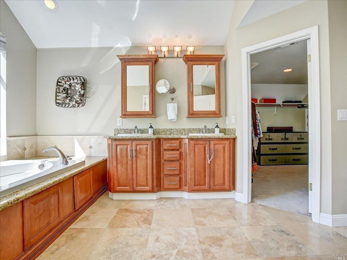 Hidden Valley Ln, Vacaville, CA 95688