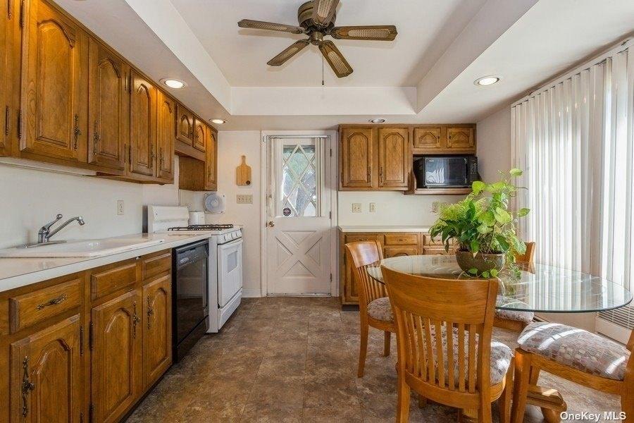 W 17th St, Deer Park, NY 11729