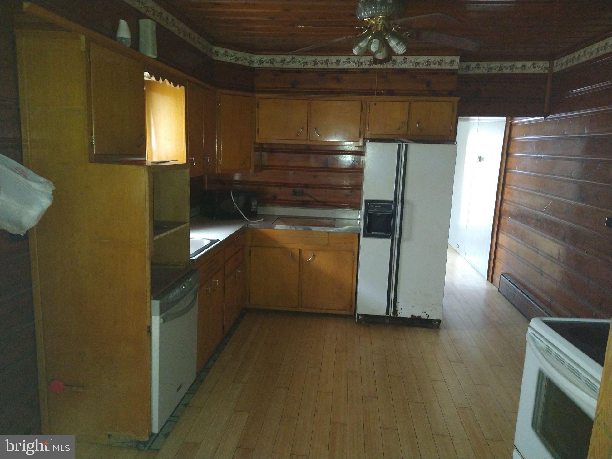 E 4th St, Mount Carmel, PA 17851