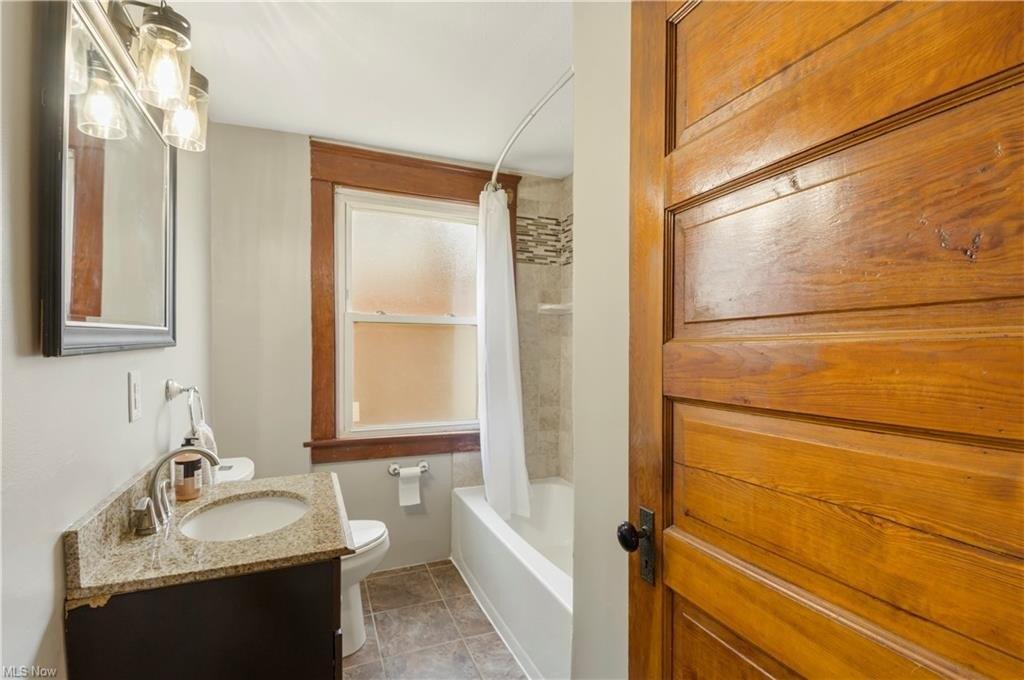 Hawthorne Ave, Akron, OH 44303