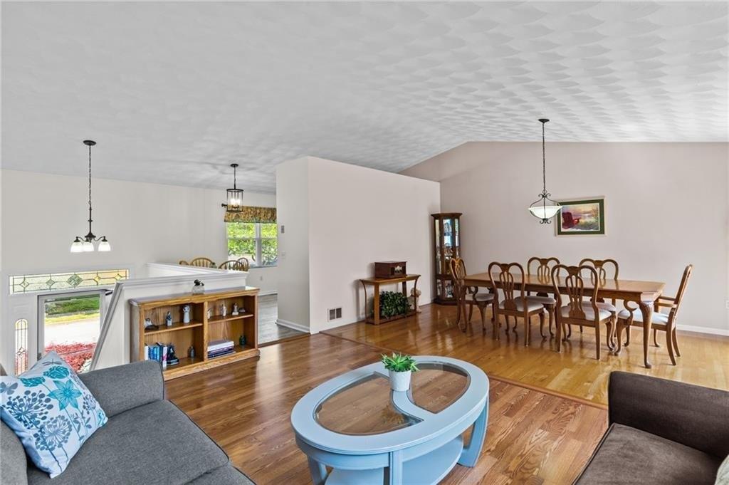 Moss Ln, Coventry, RI 02816