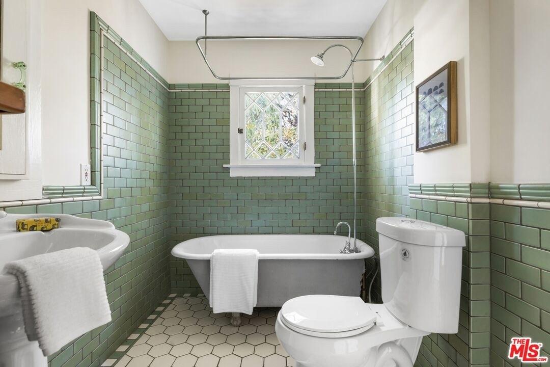 N Gower St, Los Angeles, CA 90004