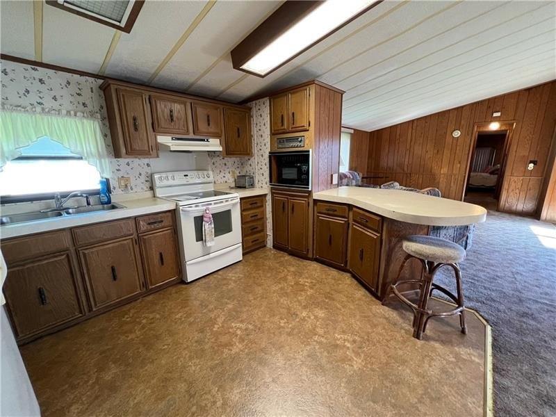 Lee Ln, Grove City, PA 16127