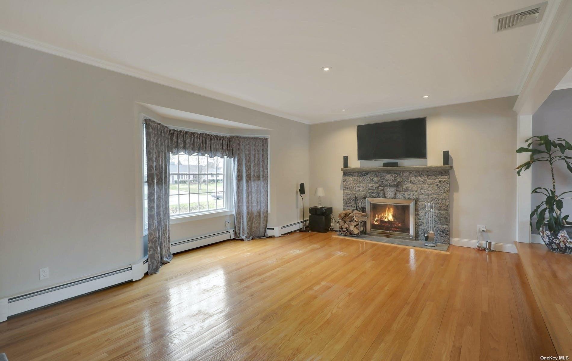 Wagstaff Ln, West Islip, NY 11795
