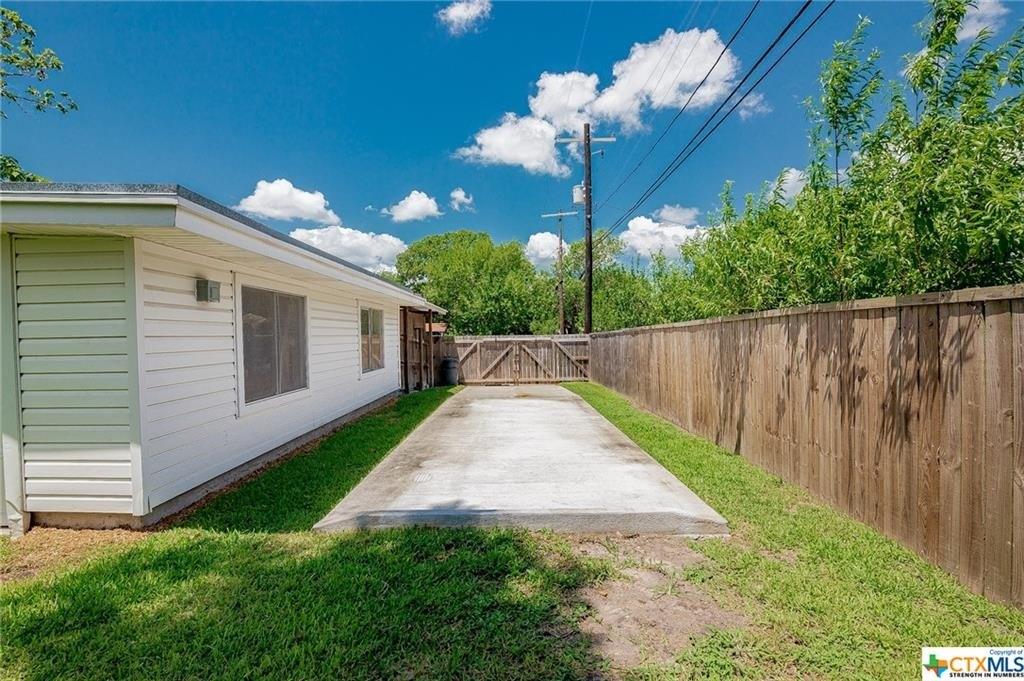 Dahlia Ln, Victoria, TX 77904