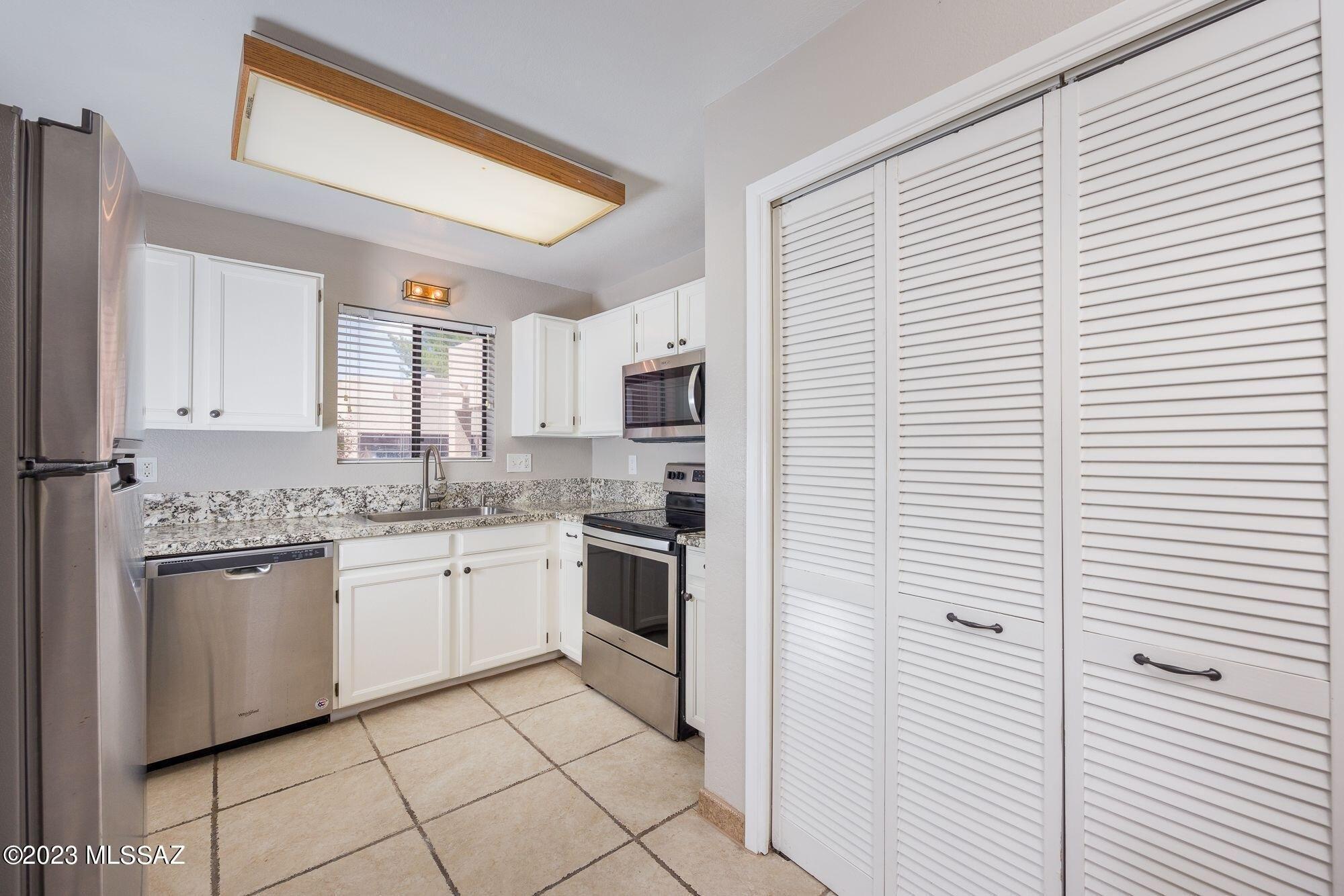 N Roger Ln, Tucson, AZ 85719