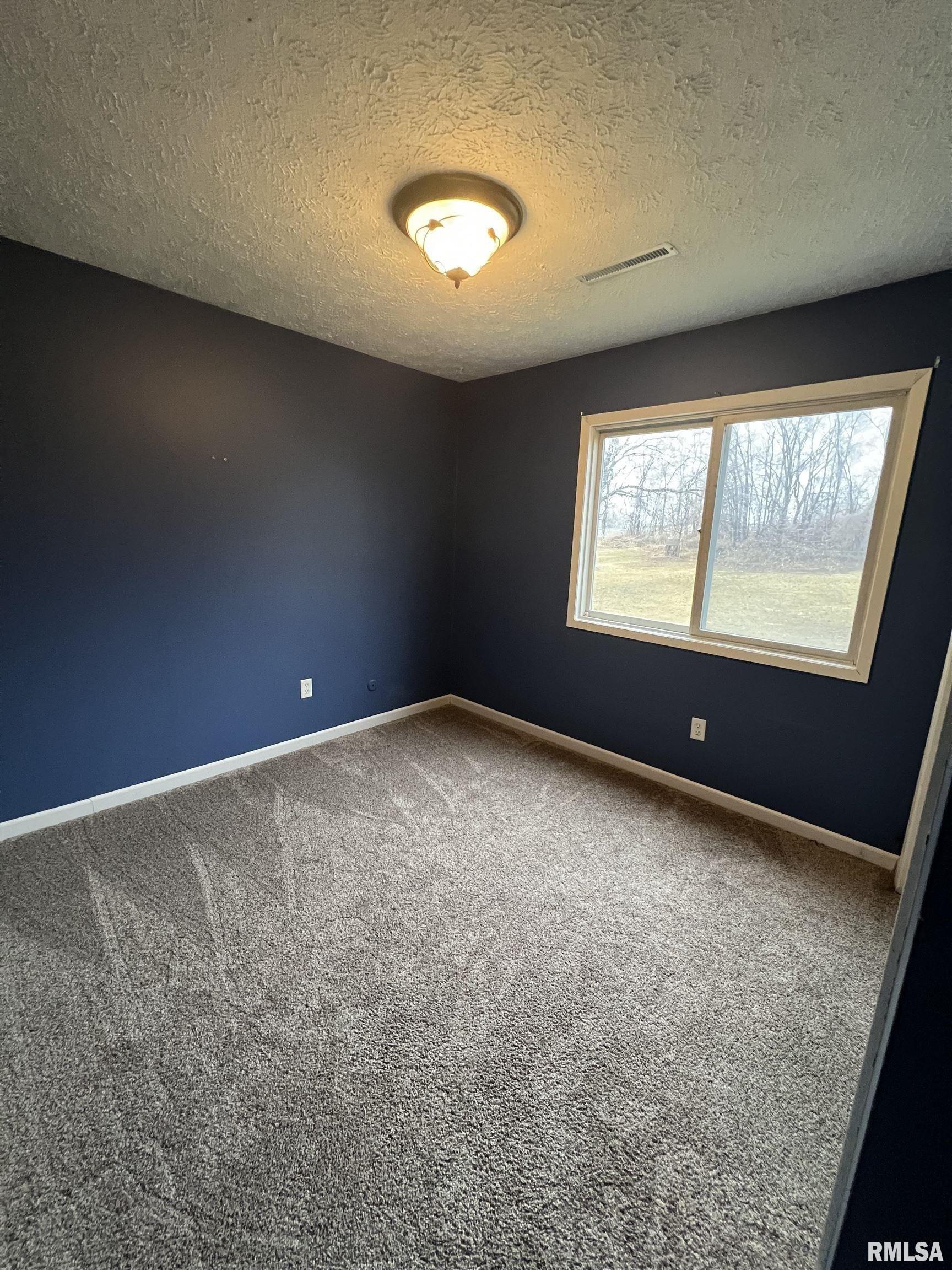 W 49th St, Davenport, IA 52806