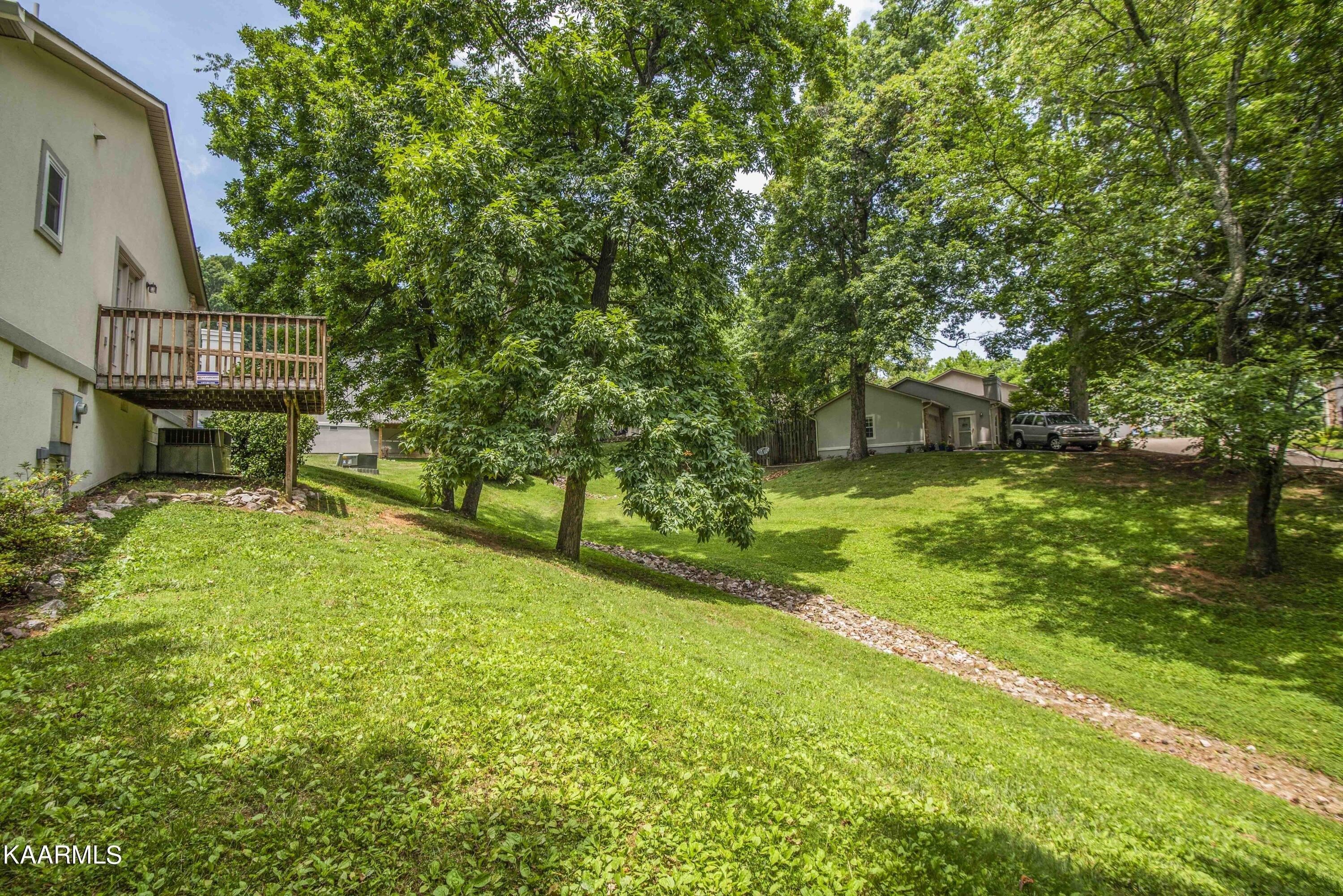 Stone Hedge Dr, Knoxville, TN 37909