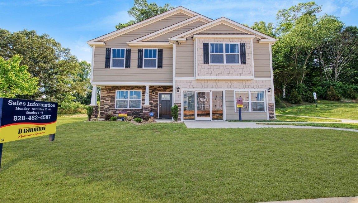 Marathon Ln, Candler, NC 28715